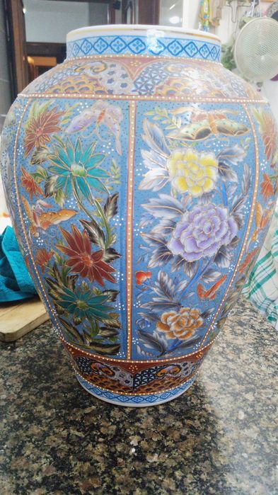 Vaso decorativo de porcelana pintado  á mão estilo oriental estilo oriental.