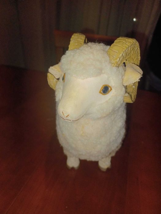 Carneiro em pelo decorativo