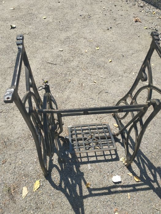 Станина швейной машины, чугунная.подставка под мангал.колун,дровокол