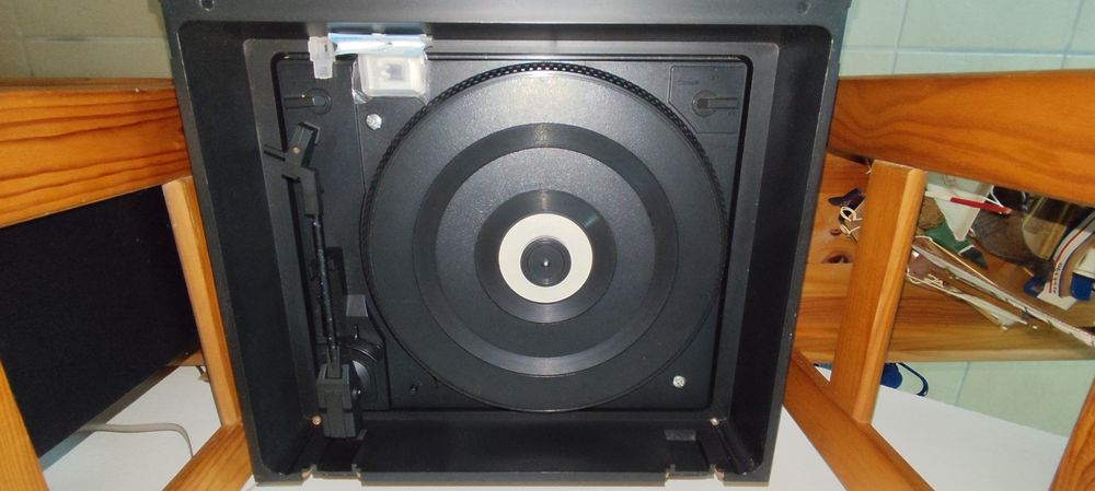 Gira discos, rádio e leitor/gravador de cassetes