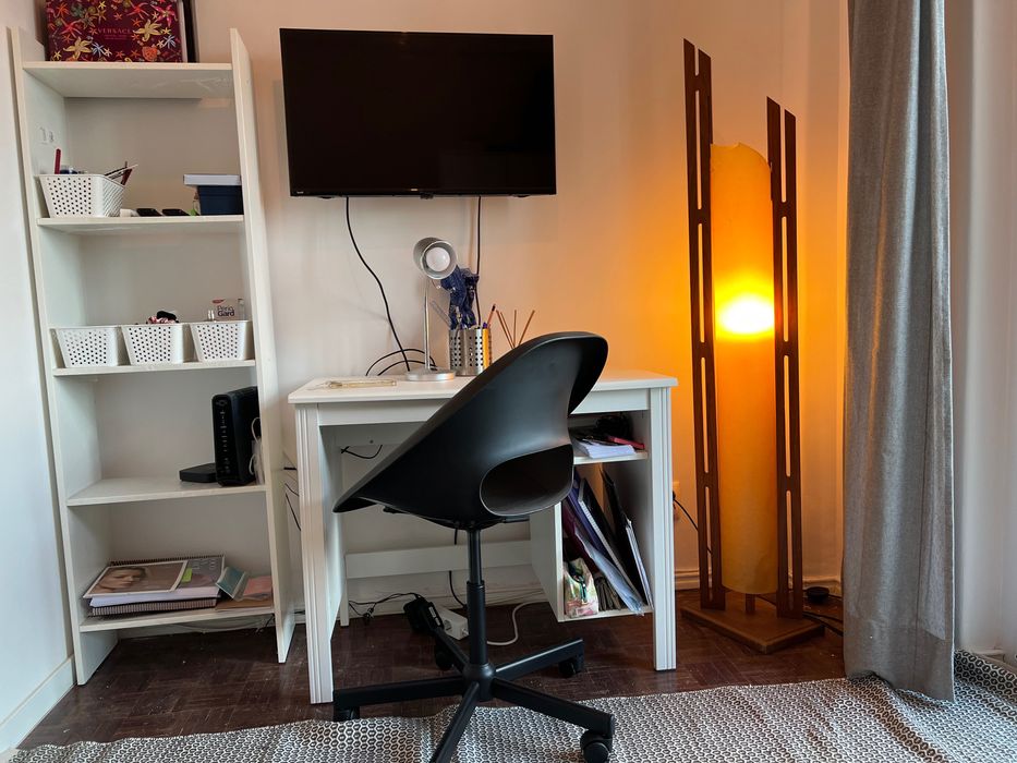 Quarto amplo (2 divisões) e varanda excelente ambiente Benfica