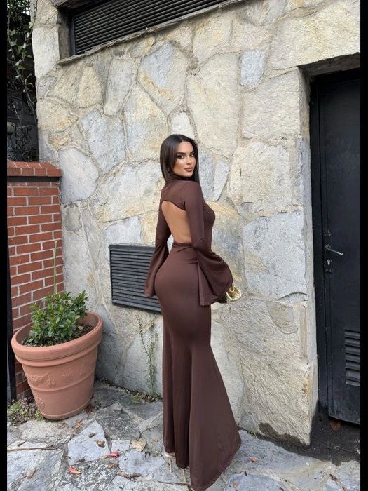 Нарядна довга віскозна сукня максі з відкритою спиною і розрізом