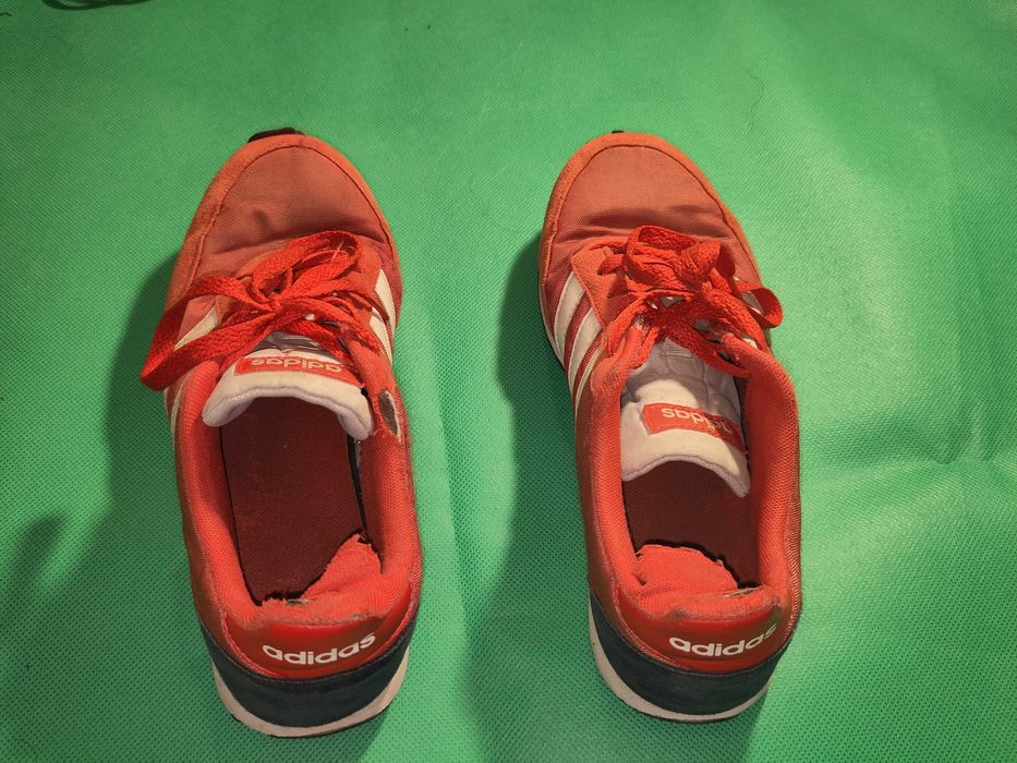 Buty Adidas męskie czerwone z trzema białymi paskami letnie rozmiar 40