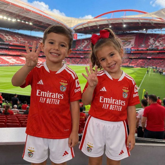 Equipamentos de criança do Benfica