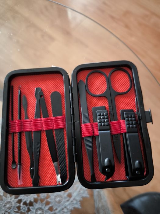 Mały zestaw kosmetyczny: obcinaczki, nożyczki, itd. 10 szt. w etui.