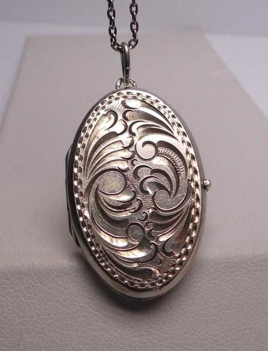 Antyczny owalny dwustronnie grawerowany sekretnik medalion.