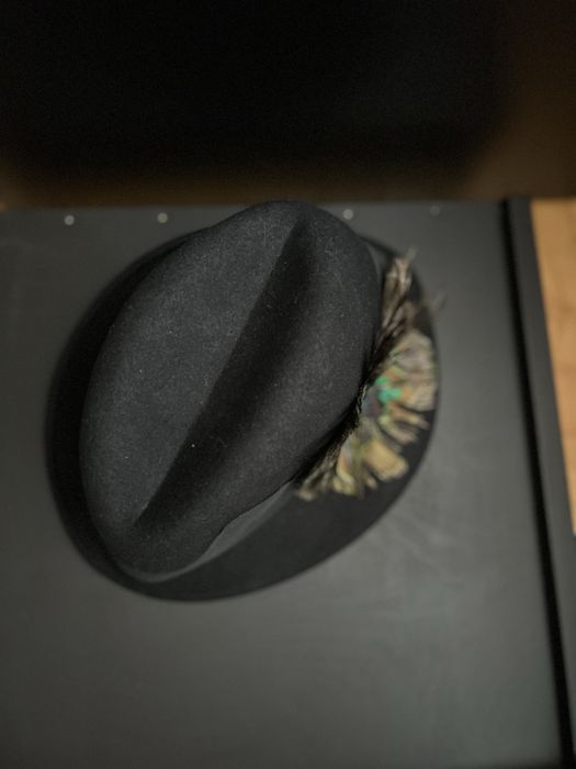 Czarny kapelusz pawim oczkiem