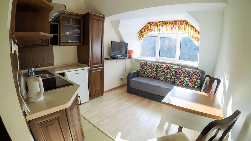 Góry Zima Ferie Lato Wakacje  Krynica Zdrój Apartament 2 osobowy Centrum Krynicy wolne pokoje winda przy stoku narciarskim