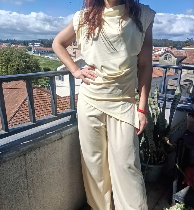 Conjunto tendência amarelo detalhe em bico viral