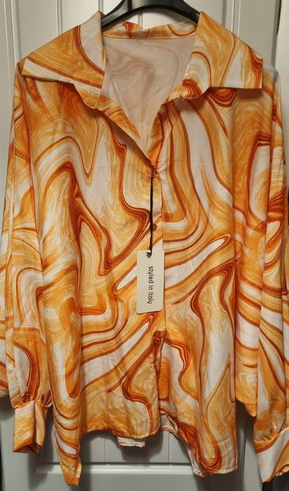 Camisa em tons laranja, tecido acetinado, mangas morcego. Oversized