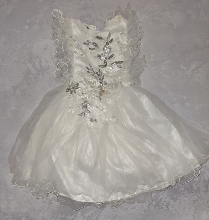 Шикарнюча святкова сукня плаття для дівчинки 4-5 років 104-110 см