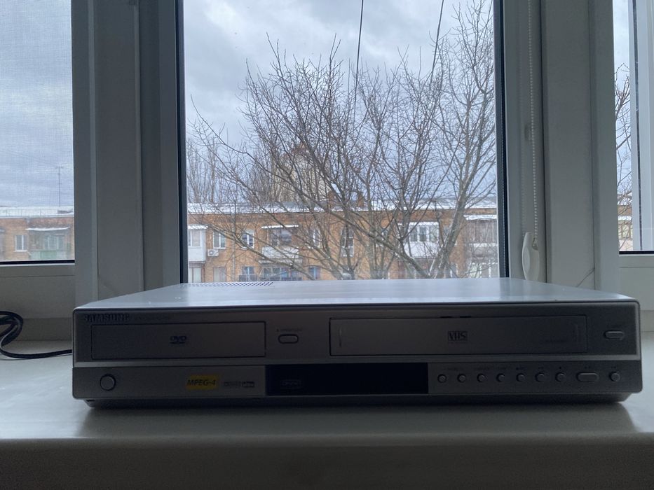 Продаю відеомагнітофон у робочому  стані