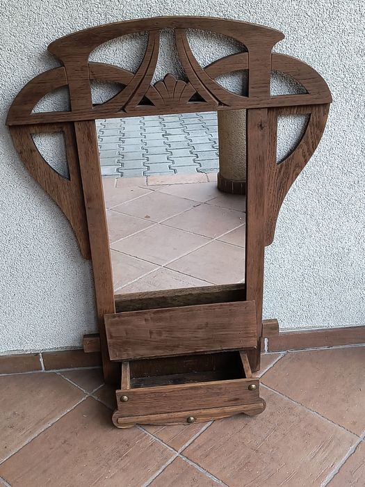 Drewniane lustro z zamykana półeczka na ścianę
