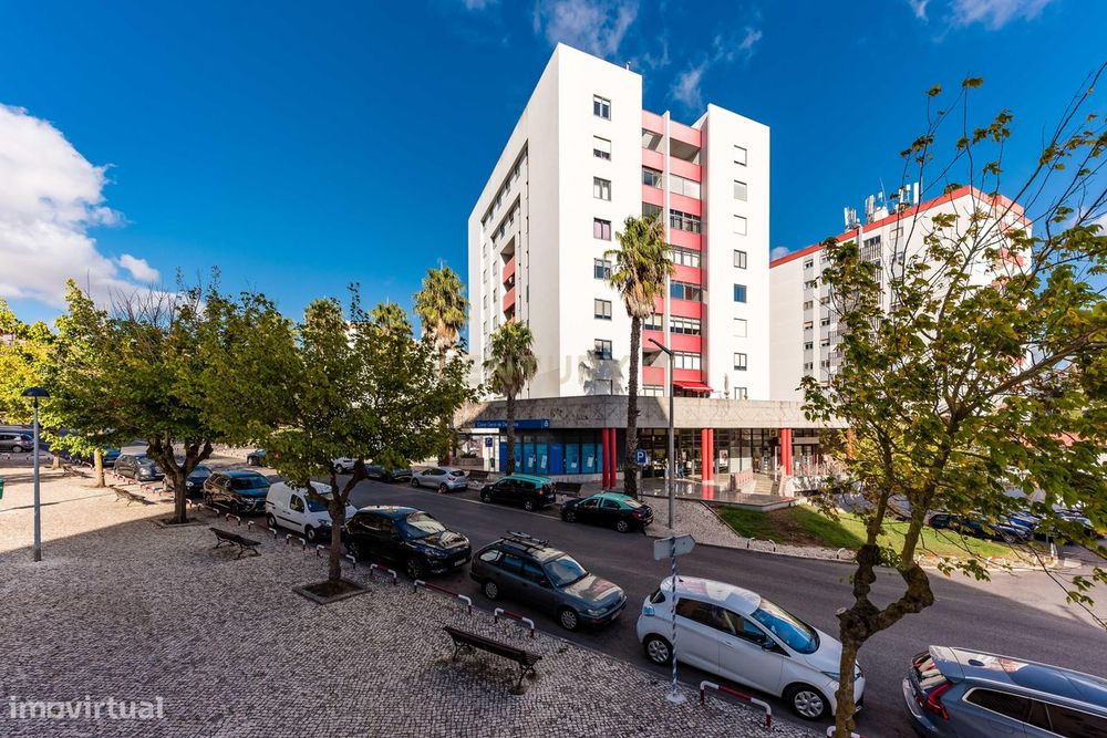 Fully Renovated T3 Apartment with Private Garage Box and Additional Parking Space – Odivelas