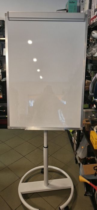 Mobilna tablica suchościeralna flipchart.