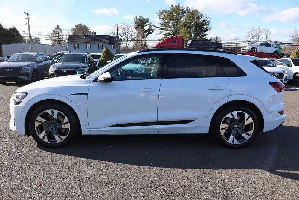 Audi e-tron      2022