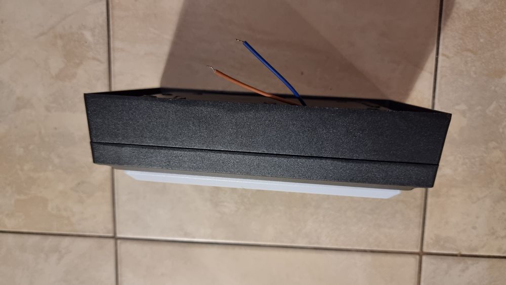 Lampa LED sufitowa, nowa, zewnętrzna, solidna 21.5 cm X 13 cm X 5.5 cm