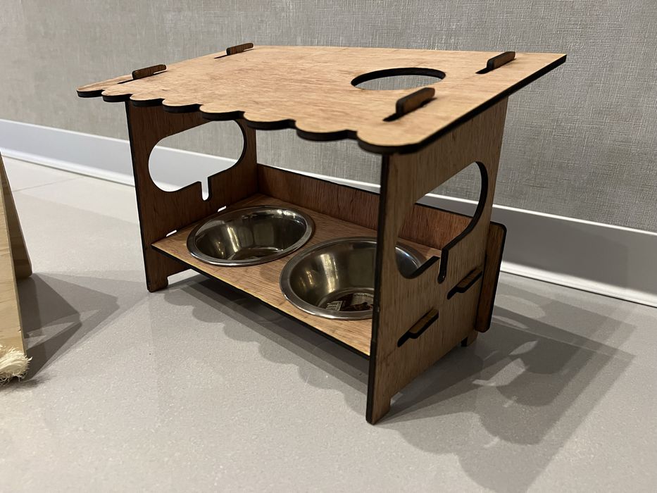 Drewniany stojak z miskami w ksztalcie domku królik swinka morska