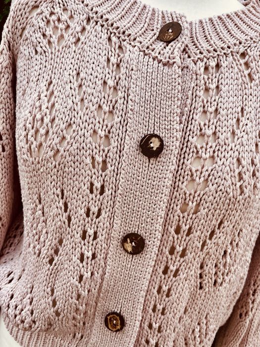 Ażurowy sweterek drewniane guziki