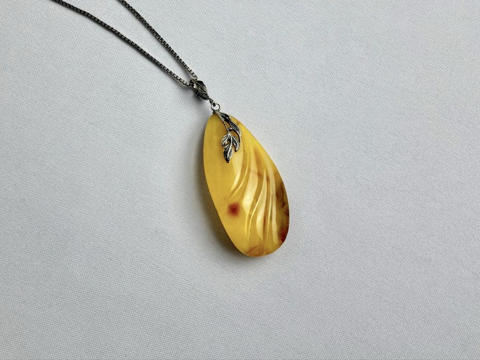 Кулон з натурального молочного бурштину на сонові срібла 925-ї проби