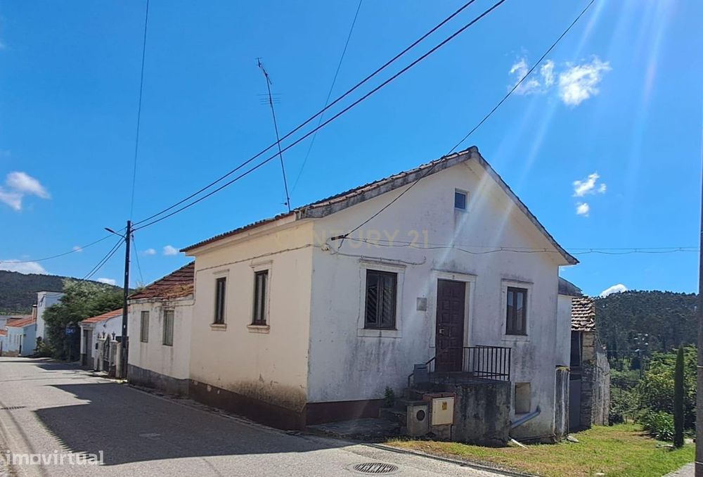 Moradia T2 com 1.950 m² de Terreno | Para Remodelar | Castanheira - Al