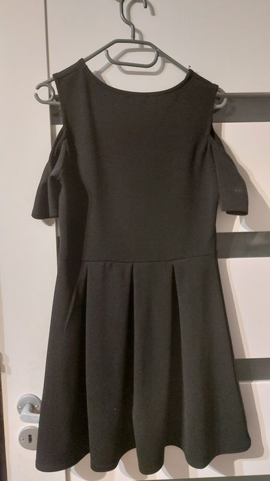 Czarna sukienka elegancka Boohoo L odkryte ramiona