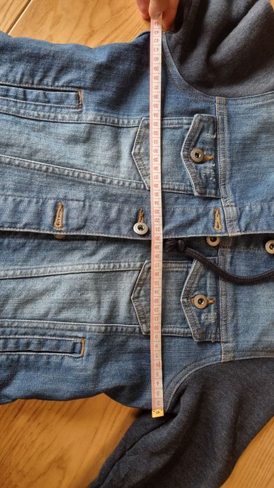 Kurtka jeansowa z materialowymi rękawami i kapturem
