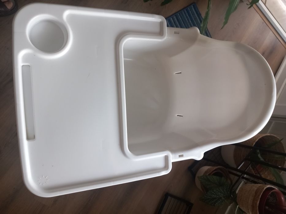 Cadeira com tabuleiro para bebé.