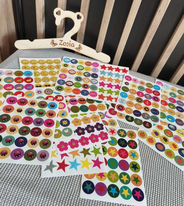 Naklejki buźki gwiazdki biedronki dinozaury i wiele innych 15 arkuszy