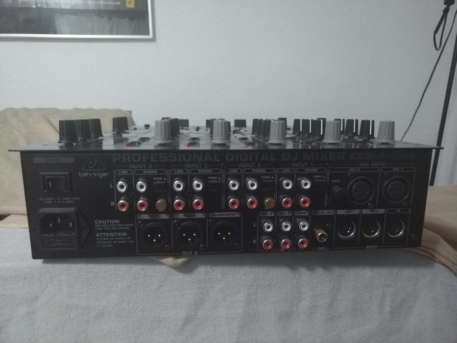 Behringer ddm 4000 mesa 4meses de uso  tem  embalagem e manuais novos.