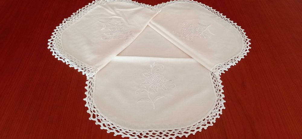 Conjunto de panos de quarto em renda e linho