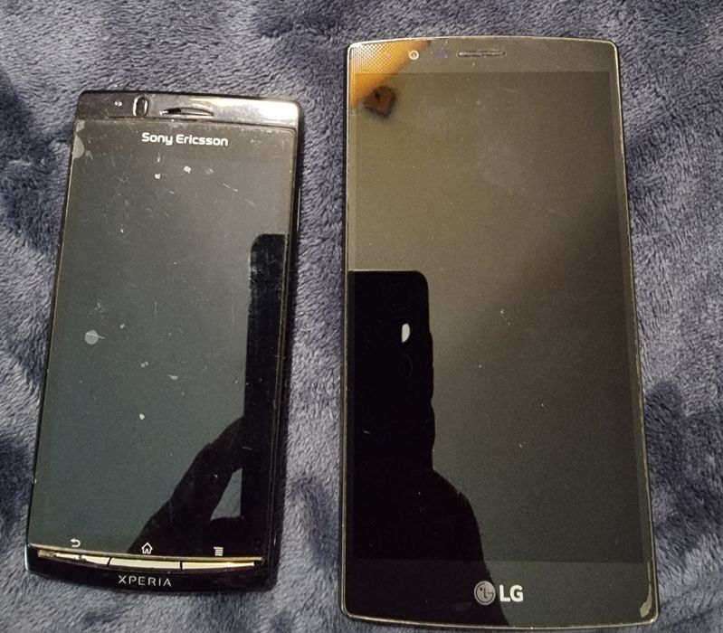 Dois telemóveis para peças