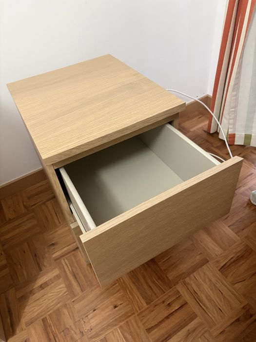 Mesa de cabeceira nova