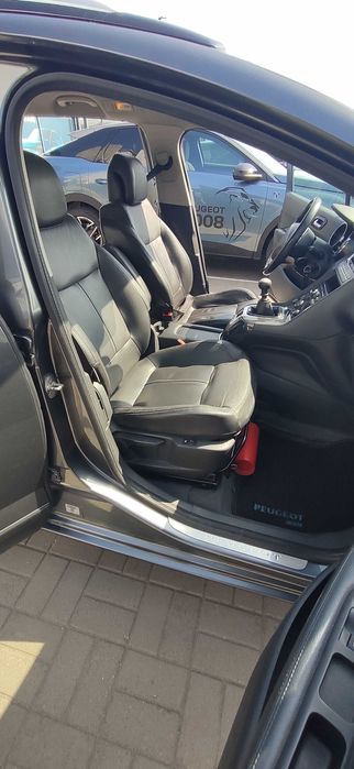 Автомобіль Peugeot 5008.
