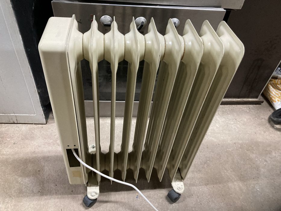 Aquecedor elétrico  em bom estado de funcionamento