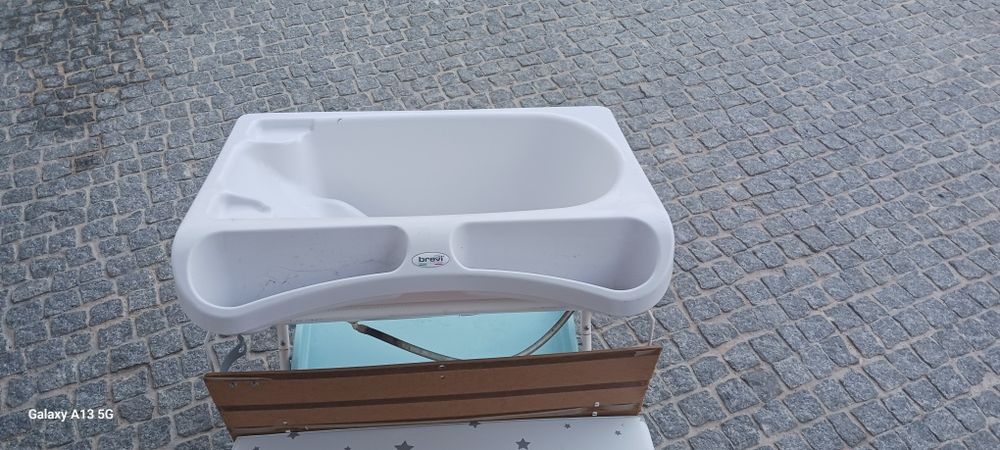 Muda fraldas com banheira