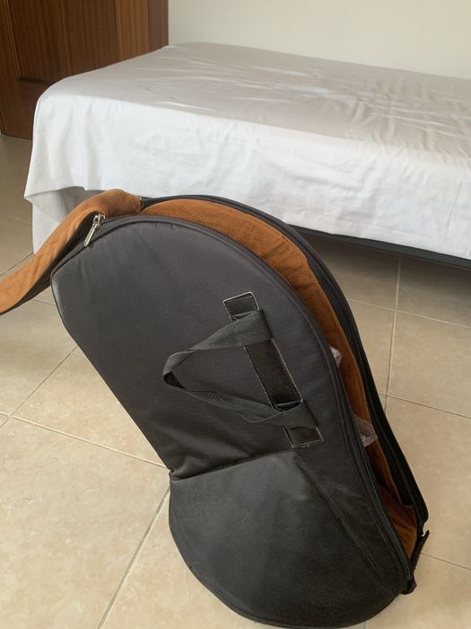 Estojo semirrígido para trompa com alças tipo mochila
