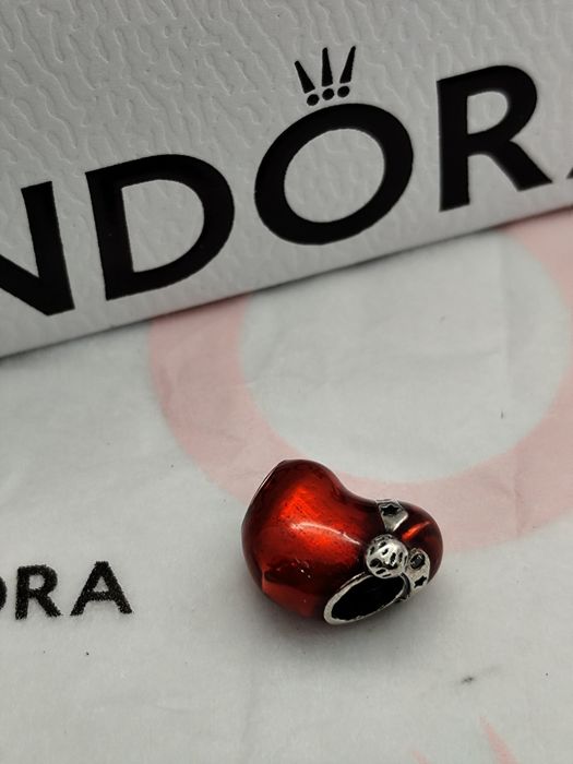 Conta coração com gorro da Pandora