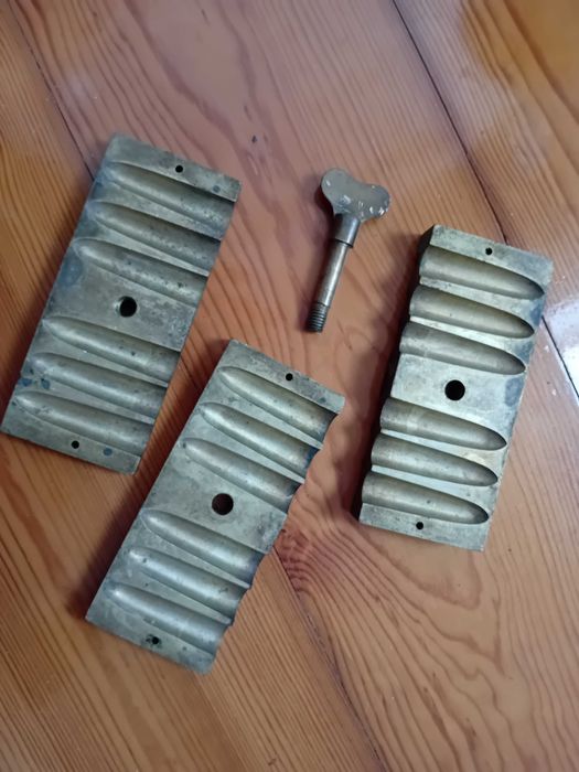 Dois moldes farmácia antigos em bronze