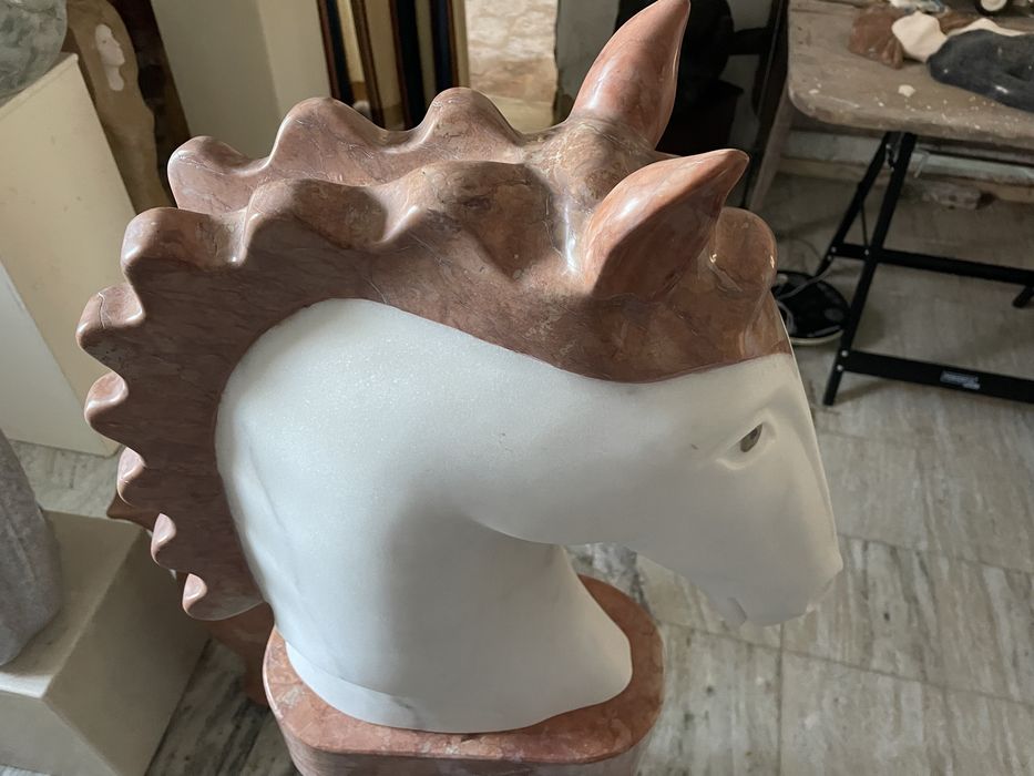 Cabeça de cavalo em marmore