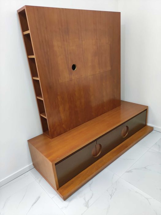 Móvel de TV em madeira de cerejeira