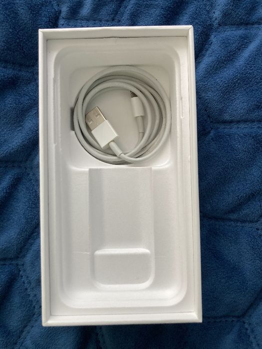 Iphone SE 2020 + Etui x 7 + Szkła + Lokalizatory x 3