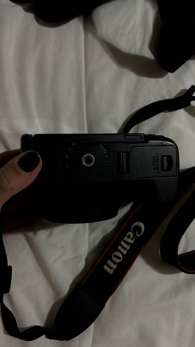 Canon EOS 250D com bolsa e acessórios. Muito bom estado.