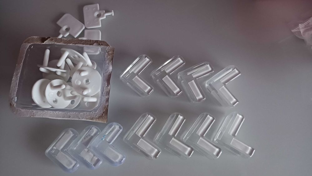 Conjunto proteção de tomadas e de cantos de móveis