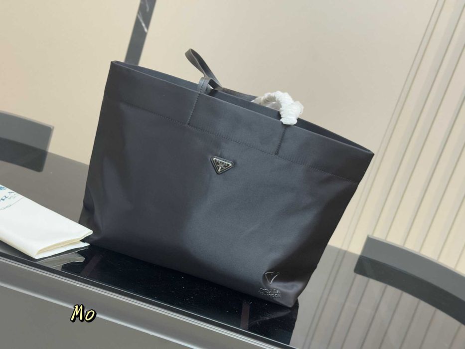 Torba tote Prada czarna nylonowa z logo trójkątnym