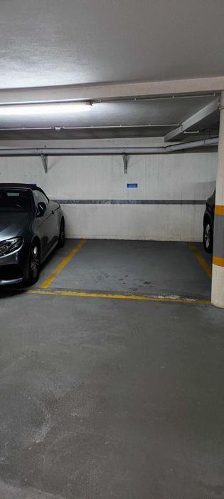 Lugar Garagem em Prédio junto Aeroporto Sá Carneiro.