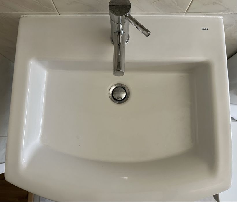 Lavatório Suspenso Roca com torneira Bruma