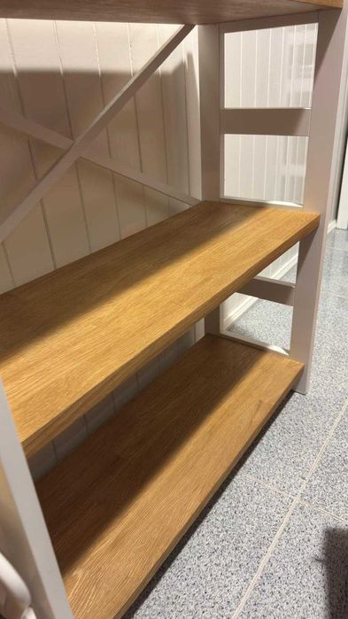 Estante com prateleiras