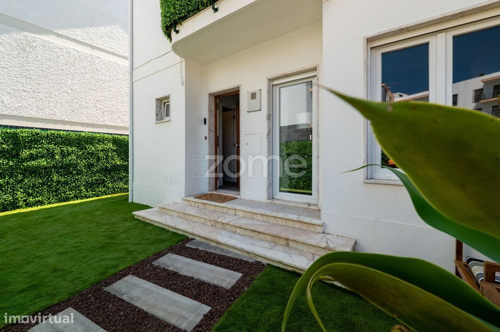 Fantástica Moradia T3+1 Remodelada com Jardim e Terraço em Benfica