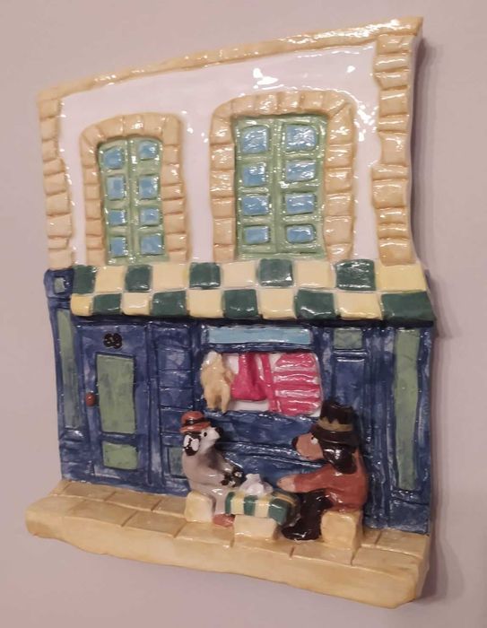 Escultura de cerâmica feita à mão: cães na esplanada do talho